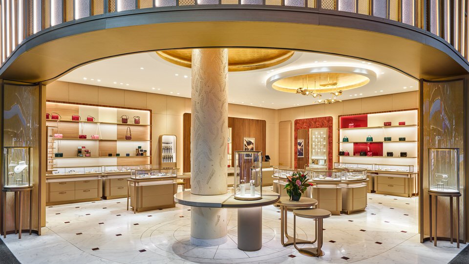 Cartier İstanbul Havalimanı butik — açılış kadrajı · PAM İstanbul prodüksiyonu.