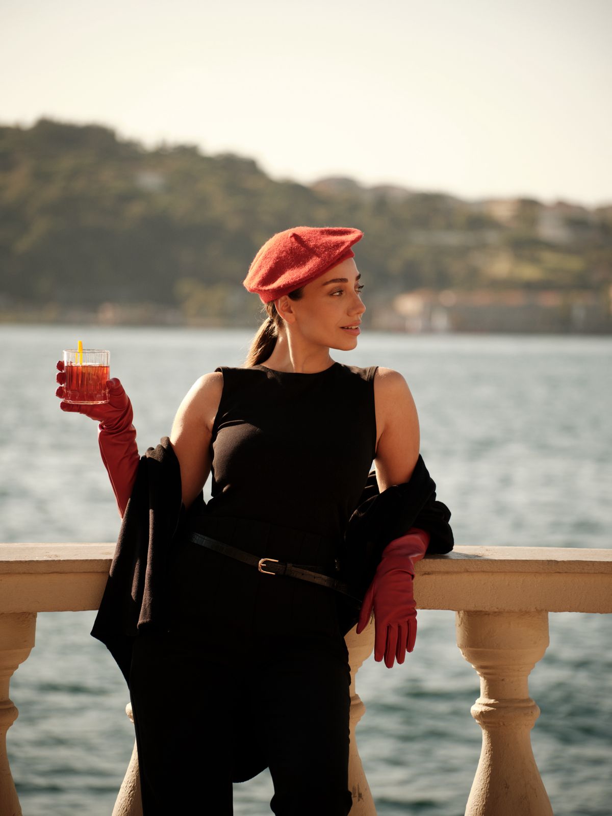 Boğaz manzarası — kırmızı bereli kadın editoryal portresi · Doruk Uğurluer.