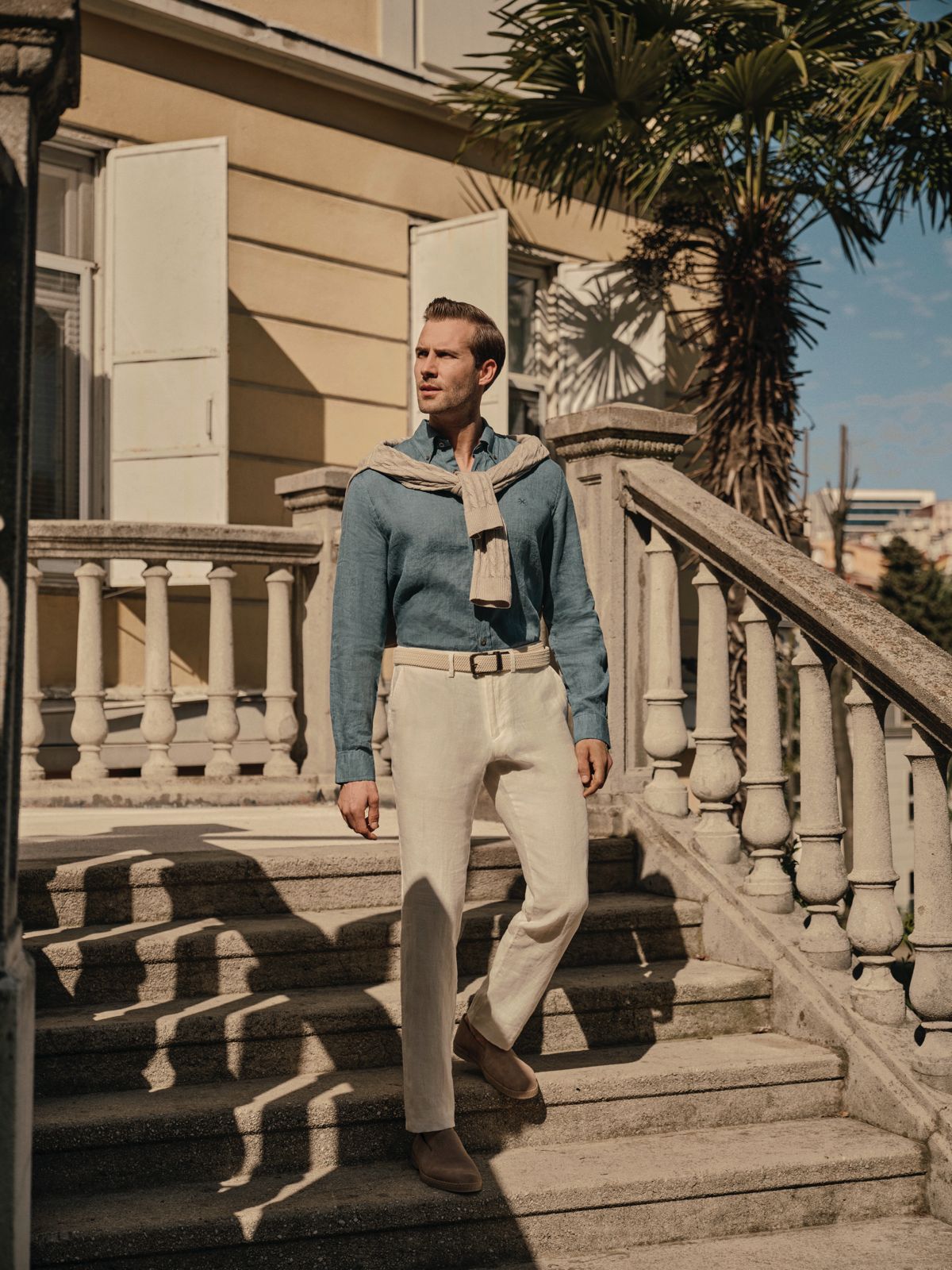 Erkek moda — mavi keten gömlek, kasaba editoryalı · Doruk Uğurluer.