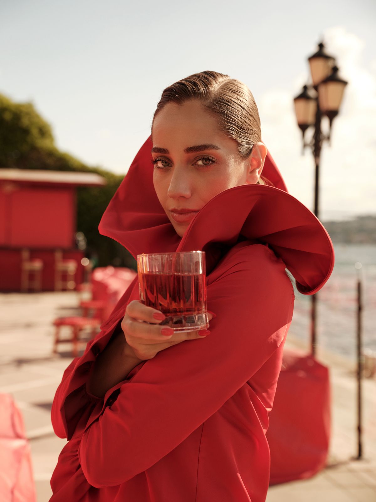 İstanbul moda editoryalı — yüksek yakalı kırmızı elbise · Doruk Uğurluer.