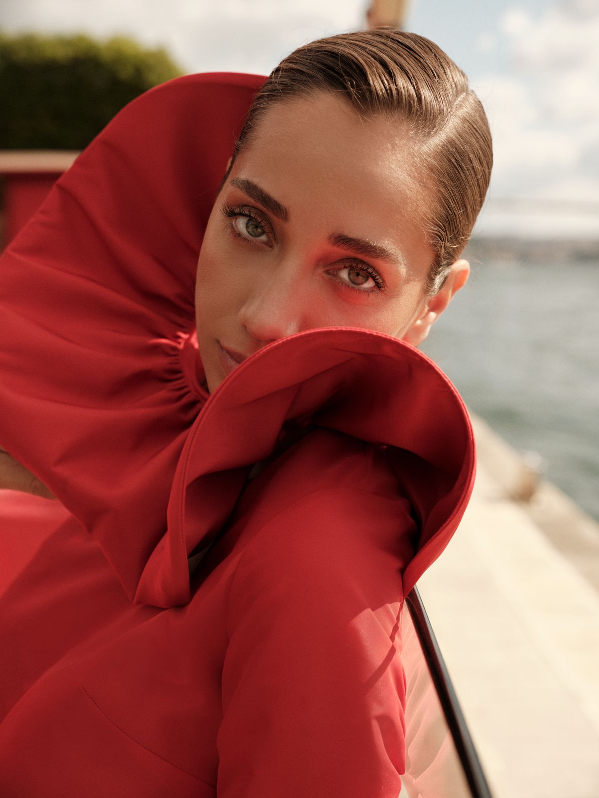 İstanbul moda — kırmızı elbise, doğal ışık yakın plan · Doruk Uğurluer.